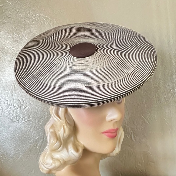 MARVELOUS 1940s' BEIGE/BROWN STRAW CIRCULAR TILT HAT WITH BROWN GROSGRAIN BUTTON - Picture 3 of 12